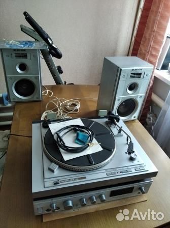 Куча пластинок с проигрывателем