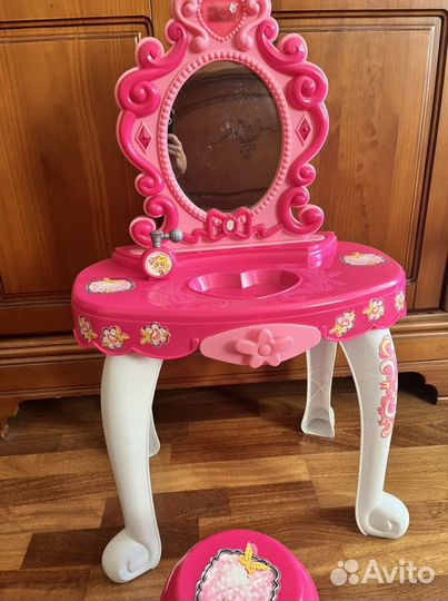 Туалетный столик с зеркалом