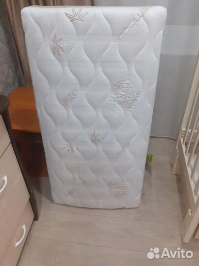 Детская кроватка с продольным маятником