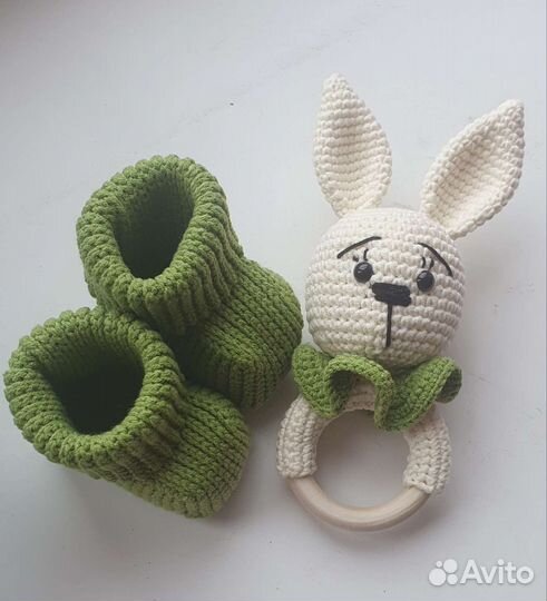 Пинетки и игрушка погремушка