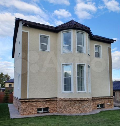 Коттедж 340 м² на участке 10 сот.