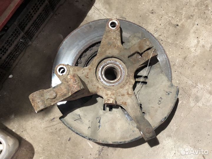 Кулак поворотный в сборе левый Мазда CX7