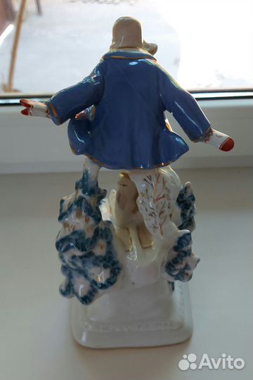 Фарфоровая статуэтка 