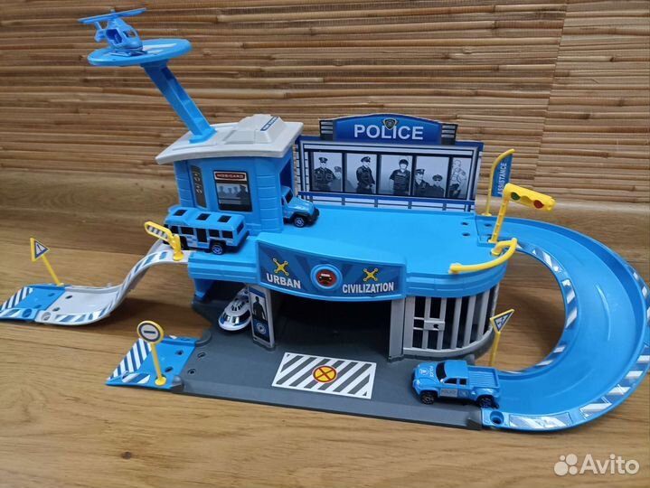 Полицейский участок с машинами