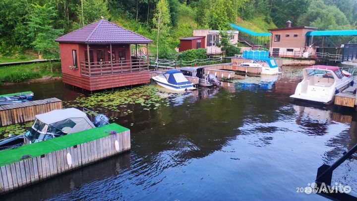 Место стоянка для катера лодки причал 
