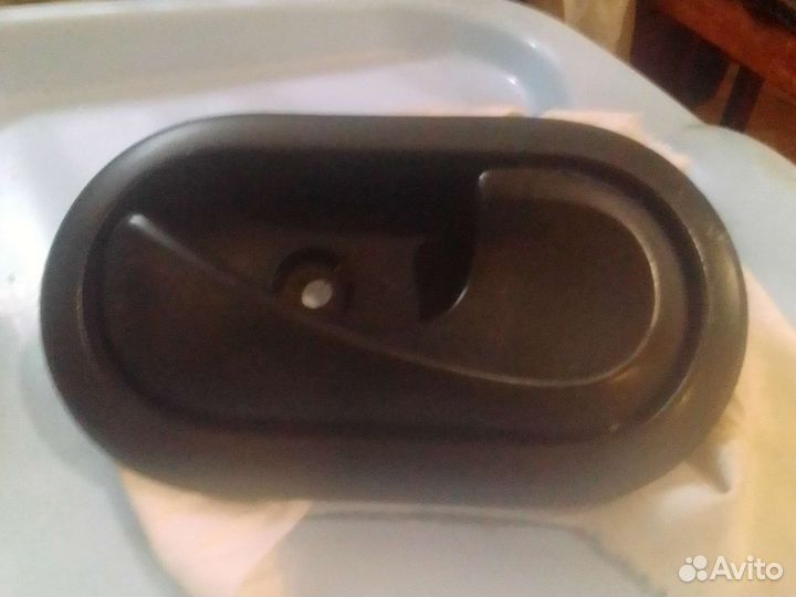 На Логан 2.Ручка двери правая внутренняя