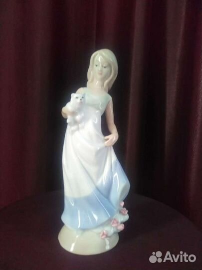 Статуэтки фарфоровые 