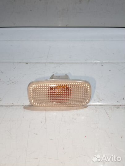 Повторитель в крыло nissan serena PNC24 lhrh