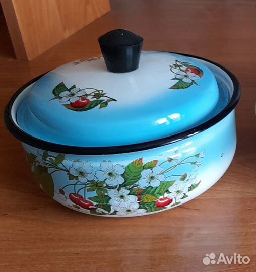 Кастрюля эмалированная, в наборе с кружечками