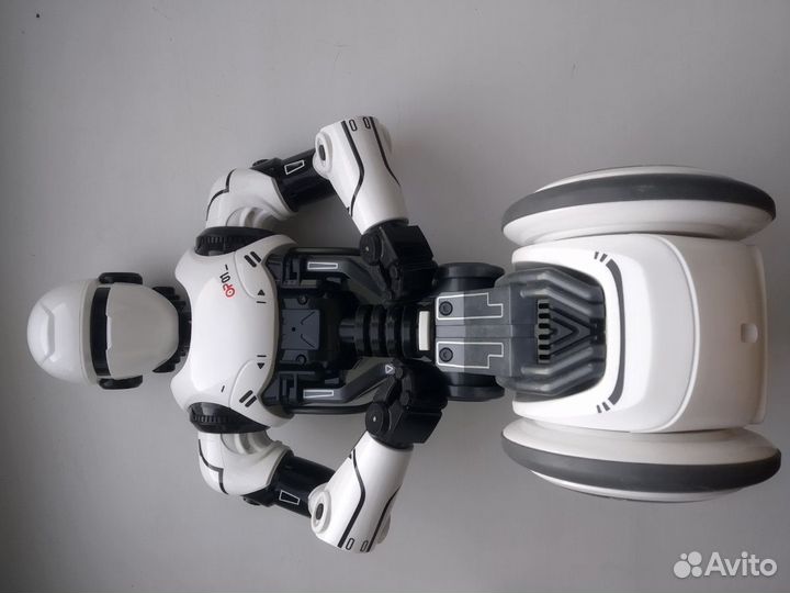 Робот на пульте управления