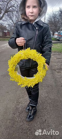 Венок из искусственной мимозы