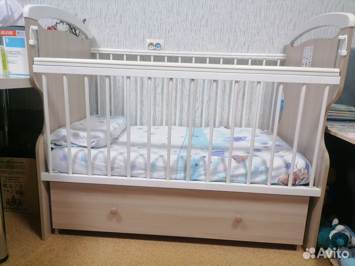 Детская кроватка с маятником