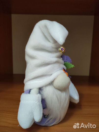 Новогодняя композиция ручной работы и гном