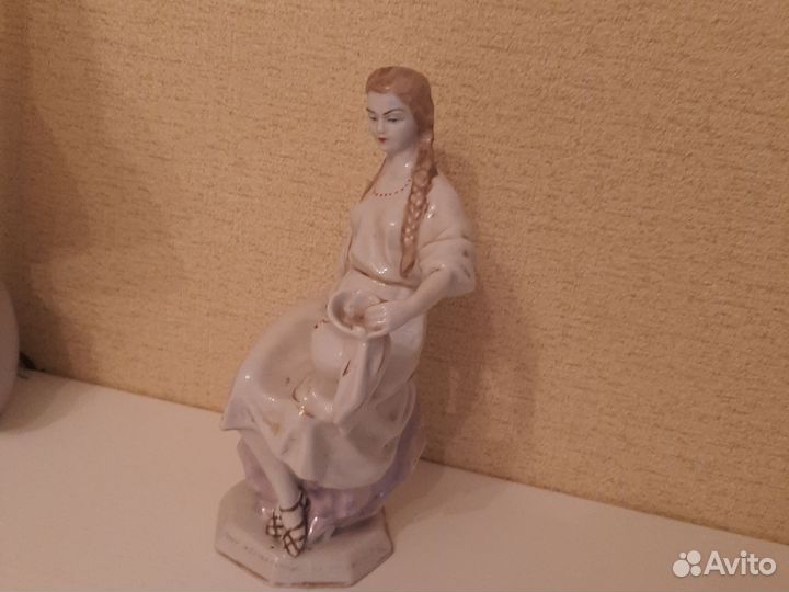 Статуэтка девушка с кувшином