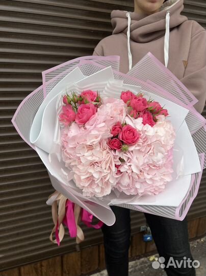 Букет с розовой гортензией