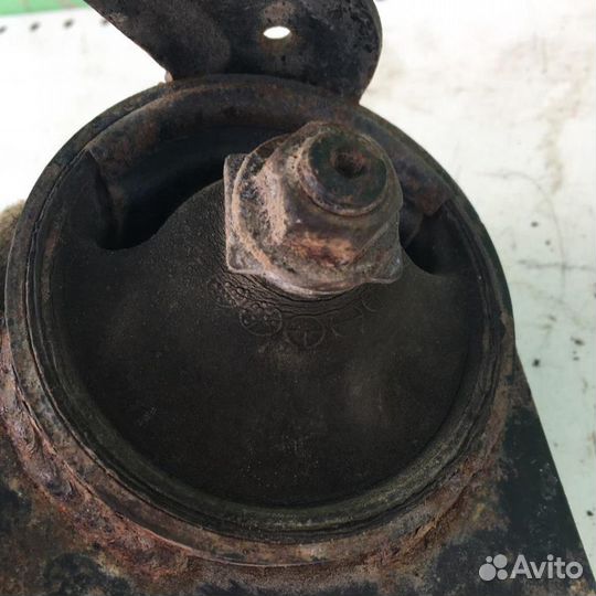 Опора двигателя правая Тойота Карина Е