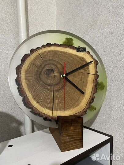 Часы ручной работы с мхом и пнем