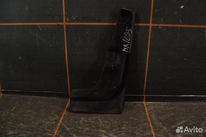 Брызговик передний левый - Toyota RAV 4