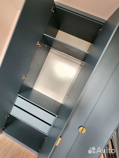 Шкаф распашной в комнату