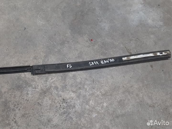 Молдинг лобового стекла левый RAV 4 30 (2006-12)