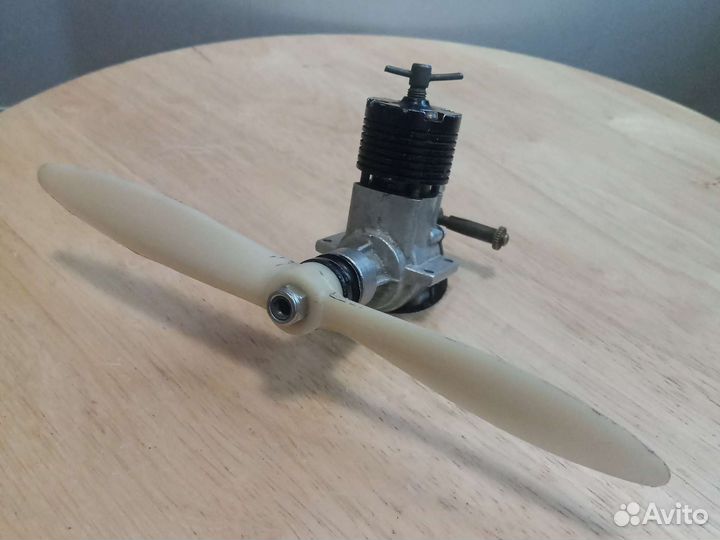 Авиамодельный двигатель