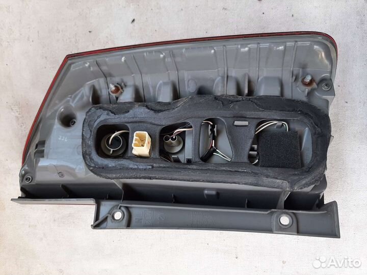 Фонарь задний левый Toyota Noah