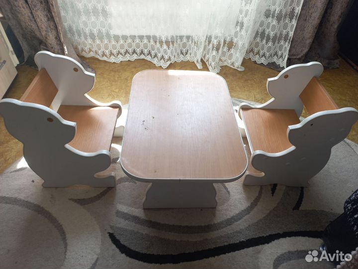 Детский стол и стулья