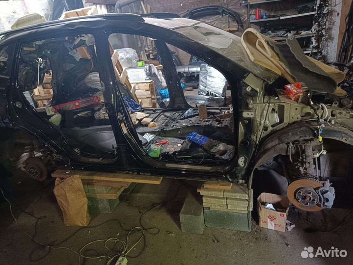 Toyota RAV4 Четверть с центральной стойкой правая