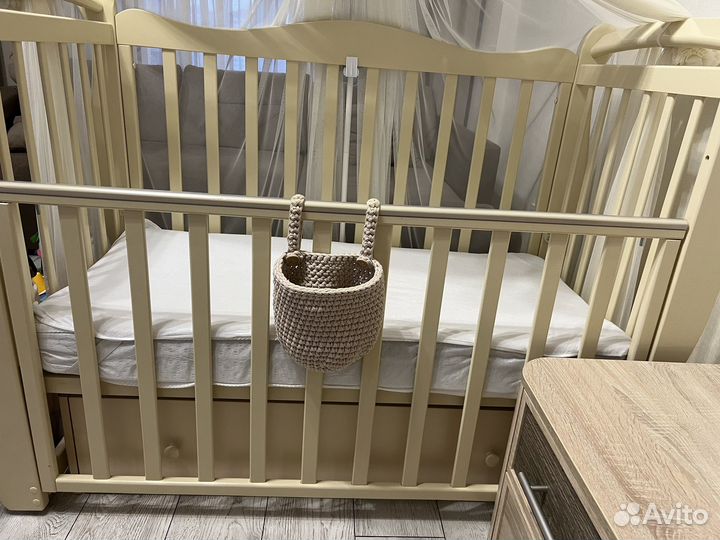 Детская кроватка с универсальным маятником