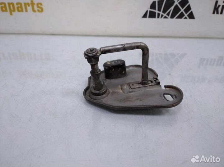 Крюк замка капота Skoda Kodiaq 1 NS7 до рестайлинг