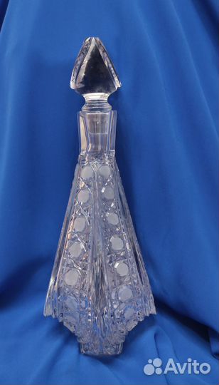 Хрустальный графин со стопками