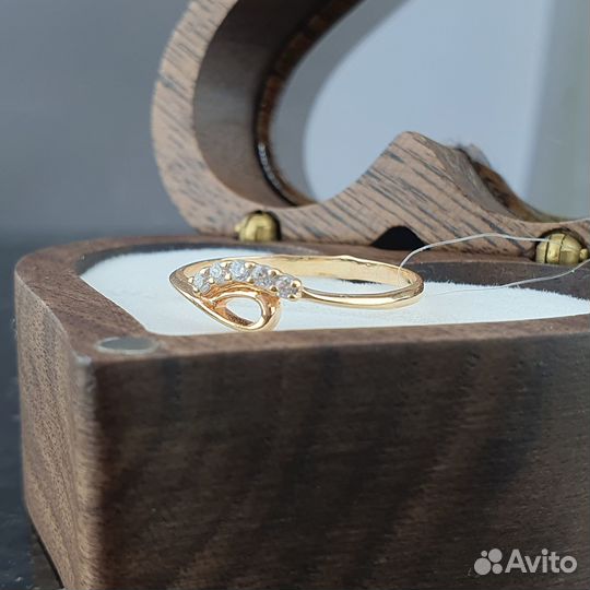 Кольцо из красного золота с фианитами