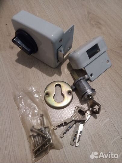 Дверной замок врезной накладной