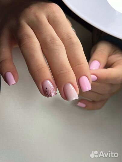 Модель на маникюр