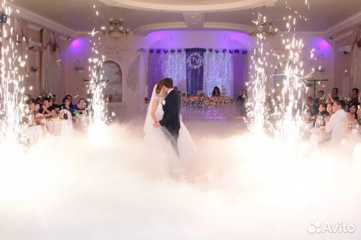 Тяжелый дым, холодные фонтаны, свет