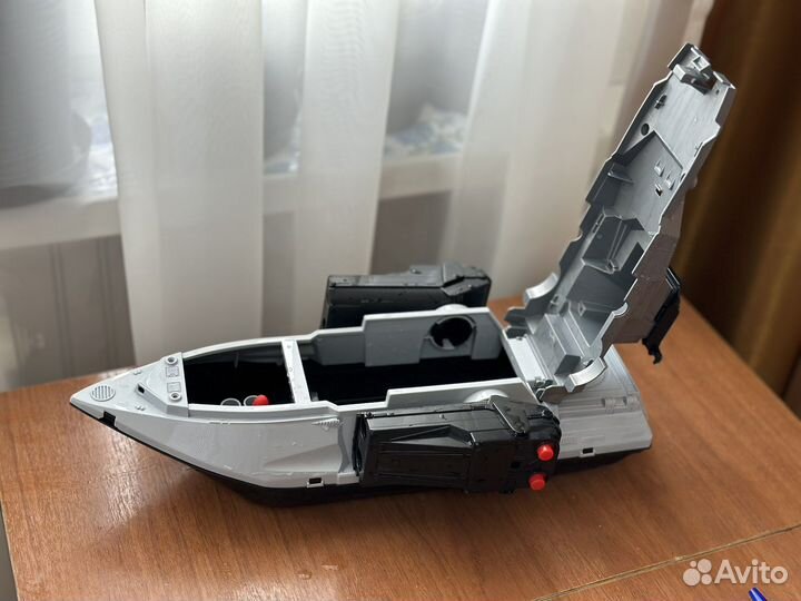 Корабль, стреляющий ракетами