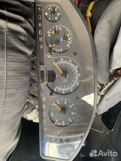 Приборная панель w140