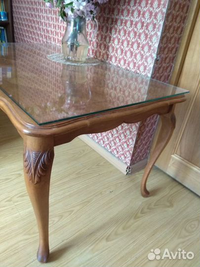 Антикварный журнальный столик