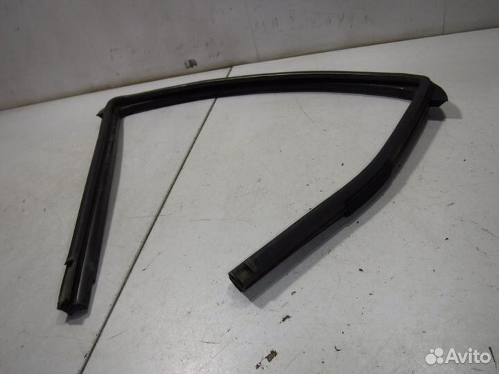 Уплотнитель стекла двери Nissan Note -2013
