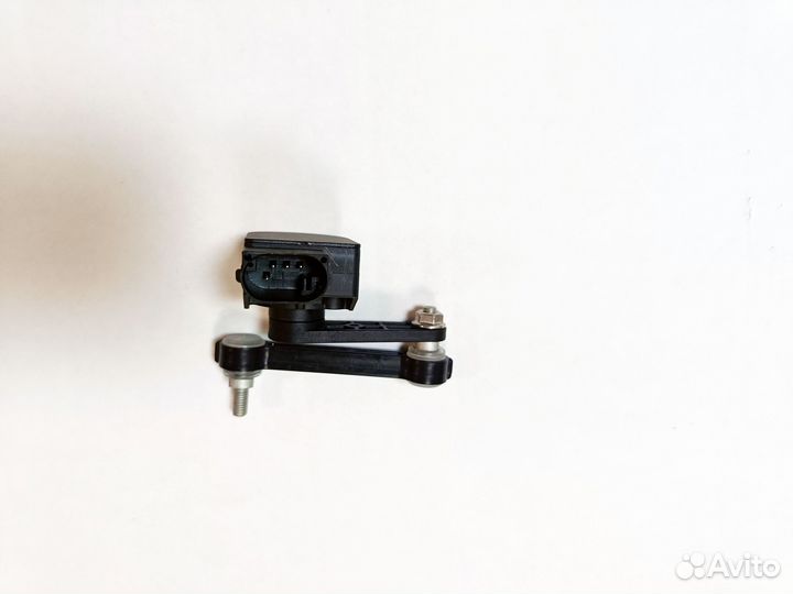 Датчик уровня положения кузова VW Touareg l задний