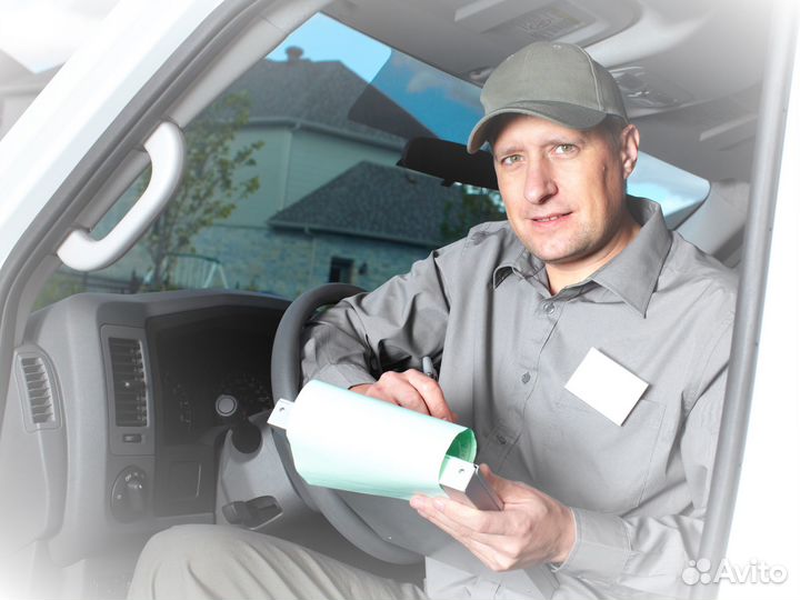 Водитель-экспедитор со своим грузовым автомобилем