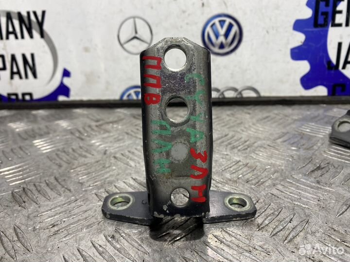 Петля двери Lancer 10