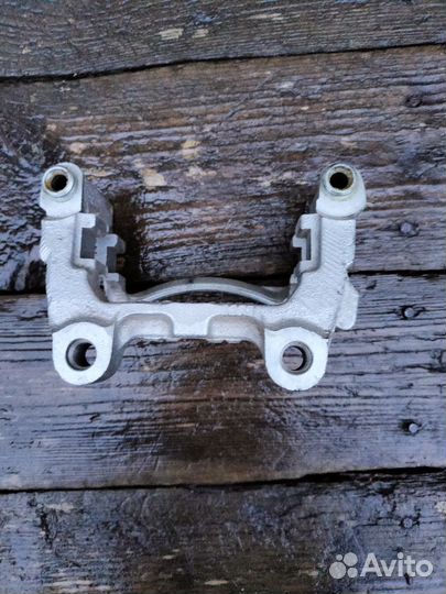 Скоба суппорта задняя Фольксваген Тигуан