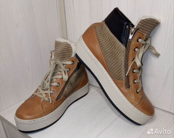 Кроссовки женские