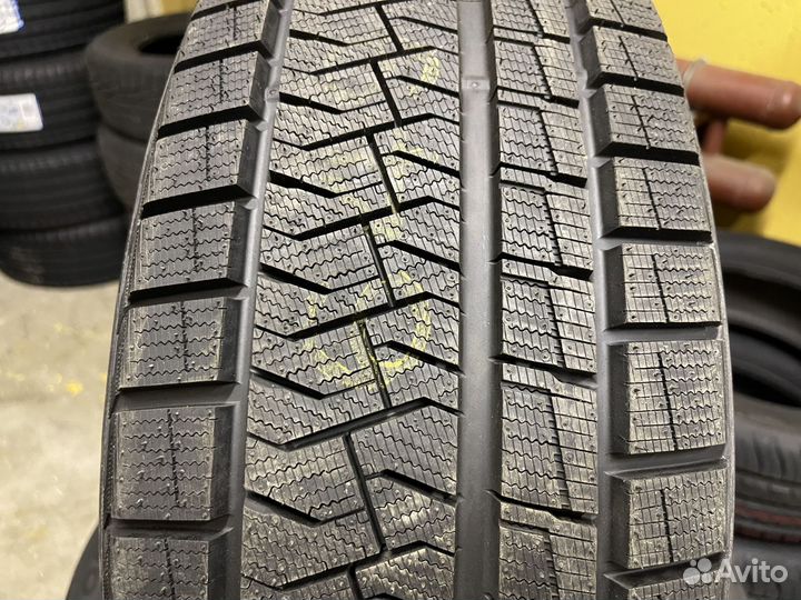 Pirelli Formula Ice FR 235/55 R18 104T