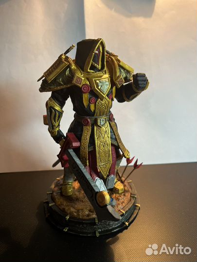 Фигурка паладин из World of Warcraft
