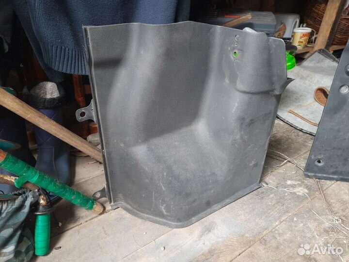 Обшивка внутри багажника