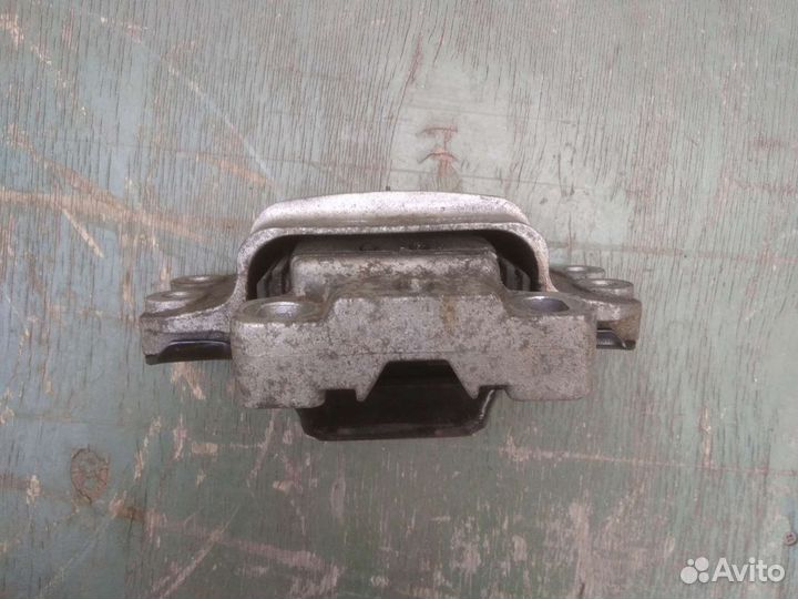 Подушка двигателя VW Jetta 5 BGP 2.5