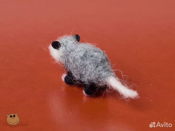 Опоссум миниатюрная фигурка из шерсти войлочная