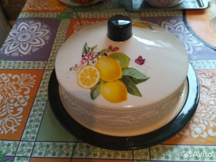 Фарфоровое блюдо с крышкой